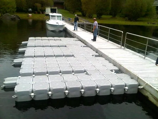 Muelle flotante con pasarela