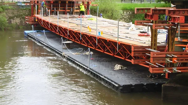 Pasarela flotante en zona industrial