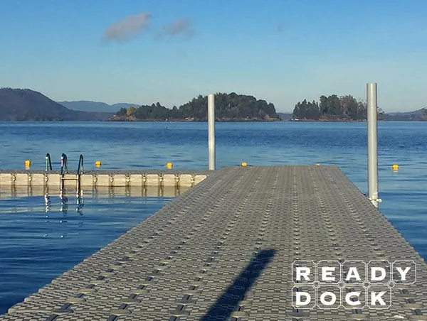 Muelle flotante en borde lacustre